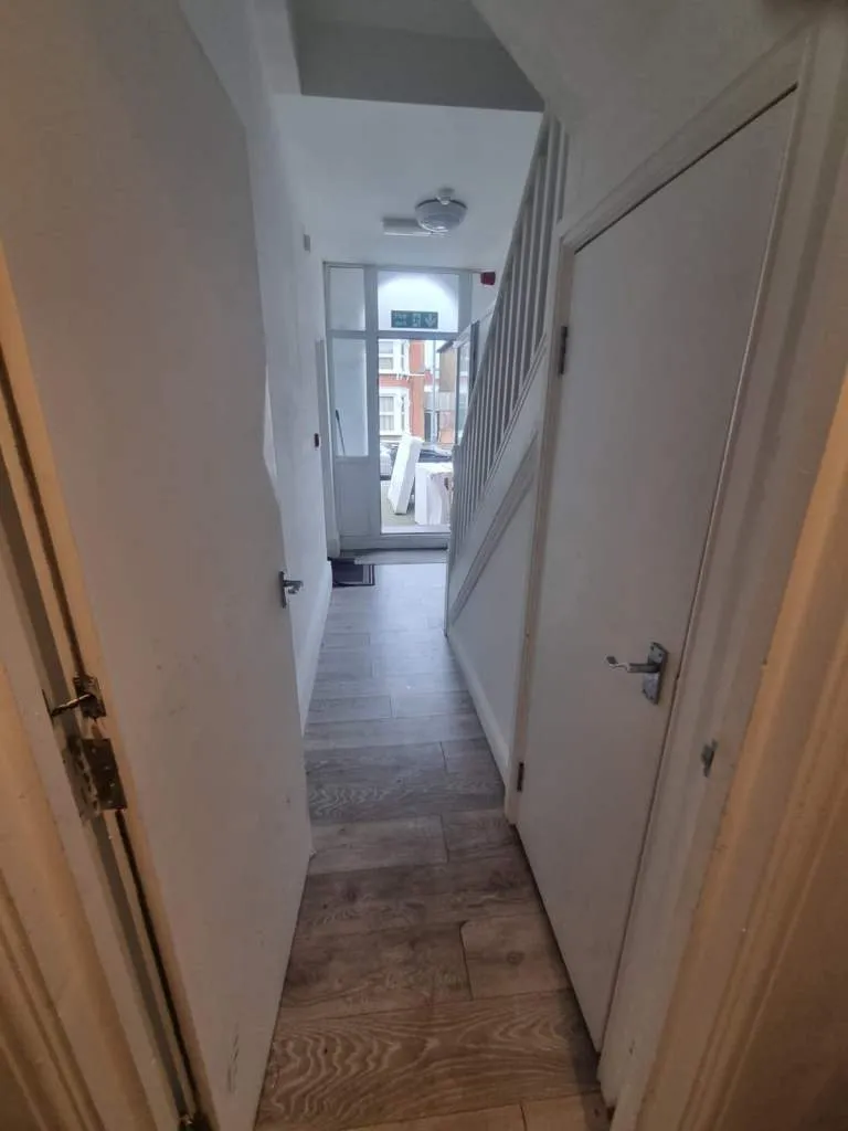 Ground Floor Studio Flat Ready To Move In Ilford (IG3 9RA) Rent including bills