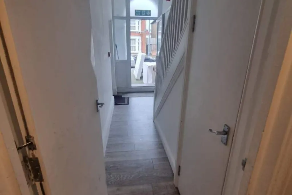 Ground Floor Studio Flat Ready To Move In Ilford (IG3 9RA) Rent including bills