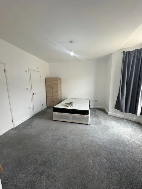 Ground Floor Studio Flat Ready To Move In Ilford (IG3 9RA) Rent including bills
