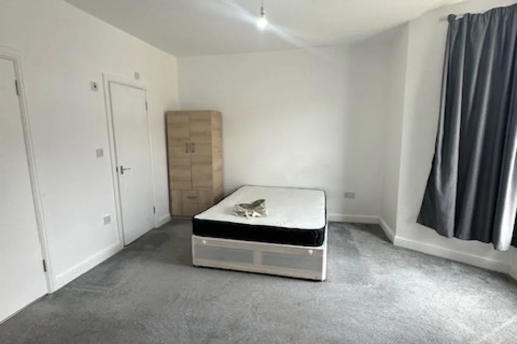 Ground Floor Studio Flat Ready To Move In Ilford (IG3 9RA) Rent including bills
