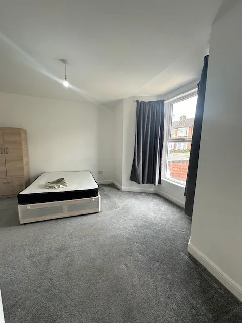 Ground Floor Studio Flat Ready To Move In Ilford (IG3 9RA) Rent including bills