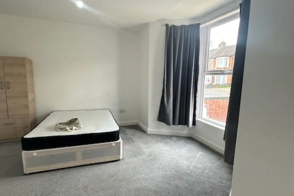 Ground Floor Studio Flat Ready To Move In Ilford (IG3 9RA) Rent including bills