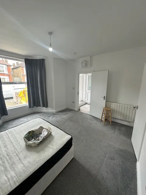 Ground Floor Studio Flat Ready To Move In Ilford (IG3 9RA) Rent including bills