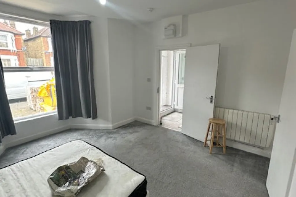 Ground Floor Studio Flat Ready To Move In Ilford (IG3 9RA) Rent including bills