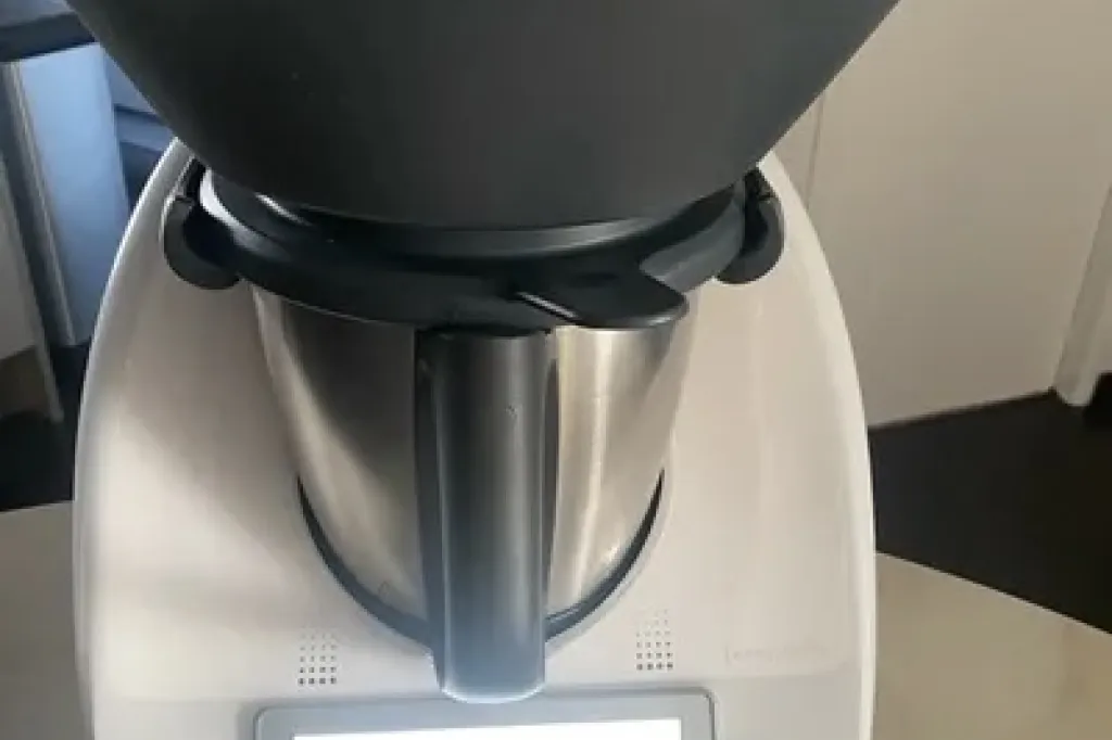 Thermomix TM6+ Robot contact me whatsapp +447441421336