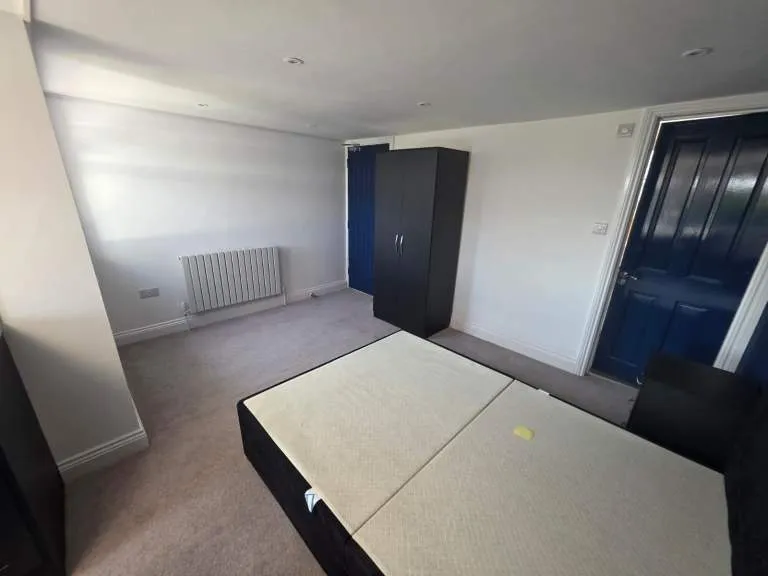 *LUXURY Hotel-Style Penthouse**ALL BILLS INCLUDED (£100 extra)**Ensuite**Easy Access To Town Centre*