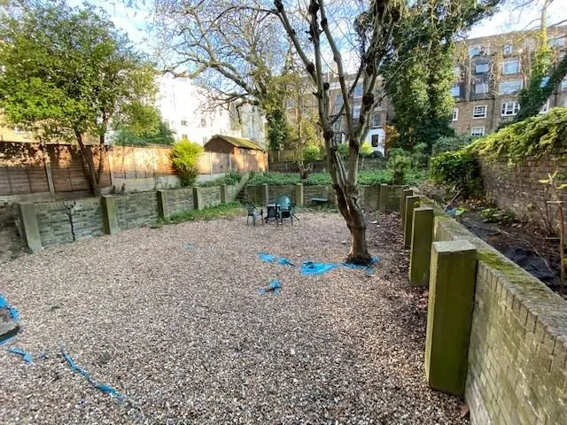 Single En-Suite Semi-Studio Direct Access to Garden in St Stephens Gardens, W2 5QU