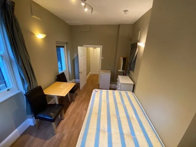 Single En-Suite Semi-Studio Direct Access to Garden in St Stephens Gardens, W2 5QU