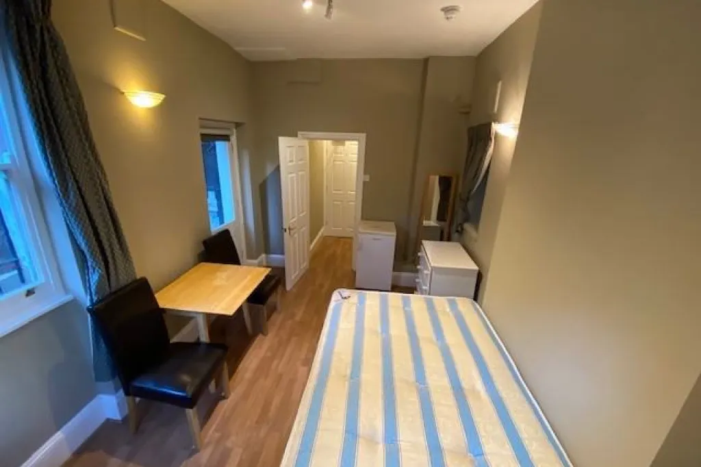 Single En-Suite Semi-Studio Direct Access to Garden in St Stephens Gardens, W2 5QU