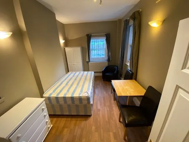 Single En-Suite Semi-Studio Direct Access to Garden in St Stephens Gardens, W2 5QU