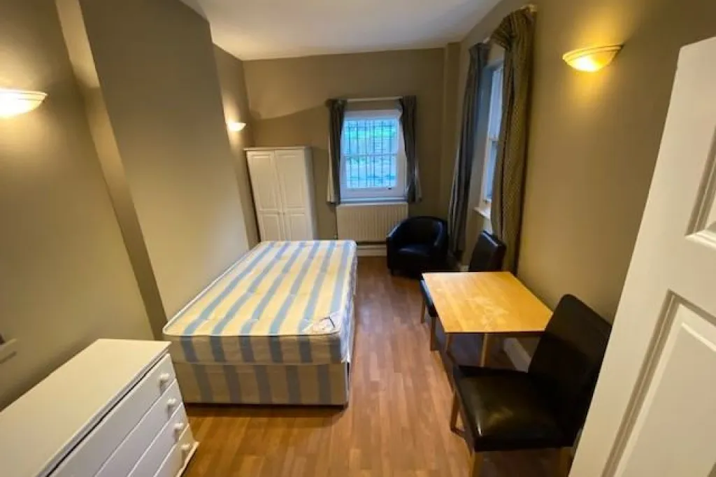 Single En-Suite Semi-Studio Direct Access to Garden in St Stephens Gardens, W2 5QU