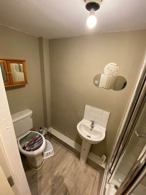 Single En-Suite Semi-Studio Direct Access to Garden in St Stephens Gardens, W2 5QU
