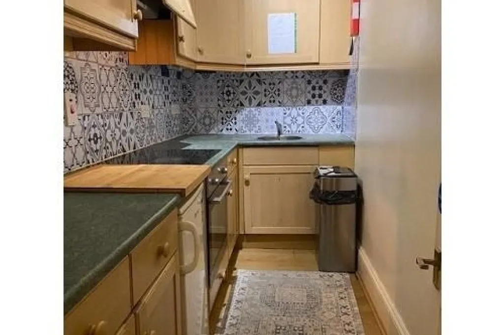 Single En-Suite Semi-Studio Direct Access to Garden in St Stephens Gardens, W2 5QU