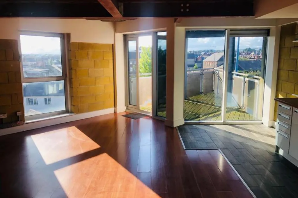 Modern Spacious Double One Bedroom 3rd Floor Apartment with Balcony at City Lofts Roath