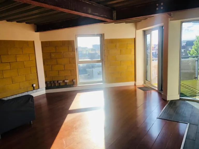 Modern Spacious Double One Bedroom 3rd Floor Apartment with Balcony at City Lofts Roath