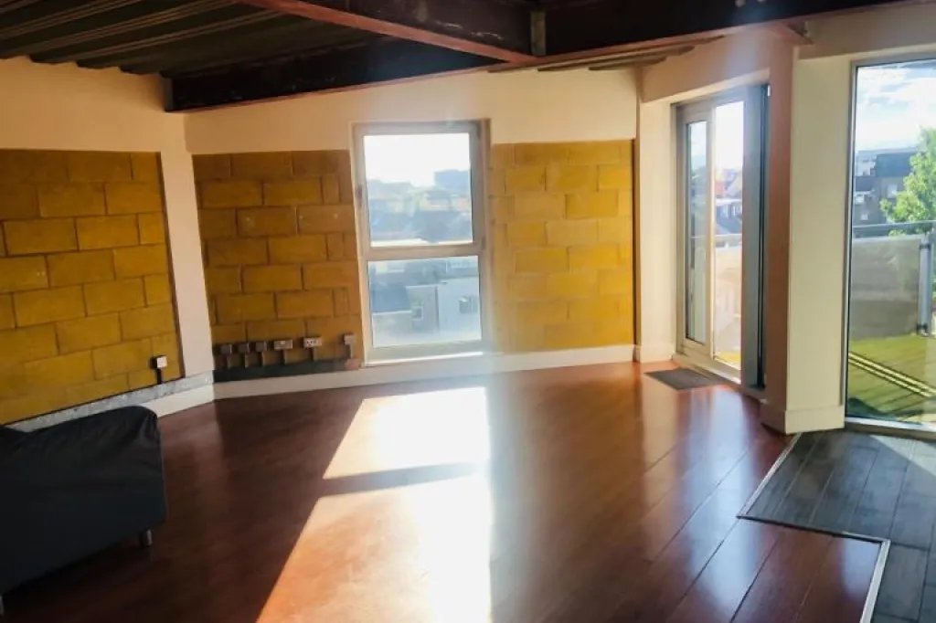 Modern Spacious Double One Bedroom 3rd Floor Apartment with Balcony at City Lofts Roath