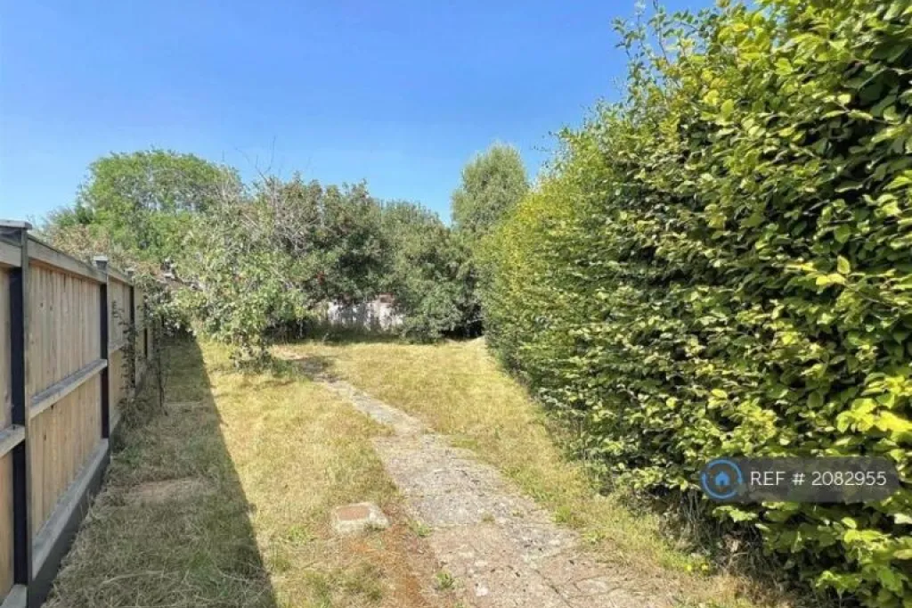 3 bedroom house in Linden Avenue, Basingstoke, RG24 (3 bed) (#2082955)