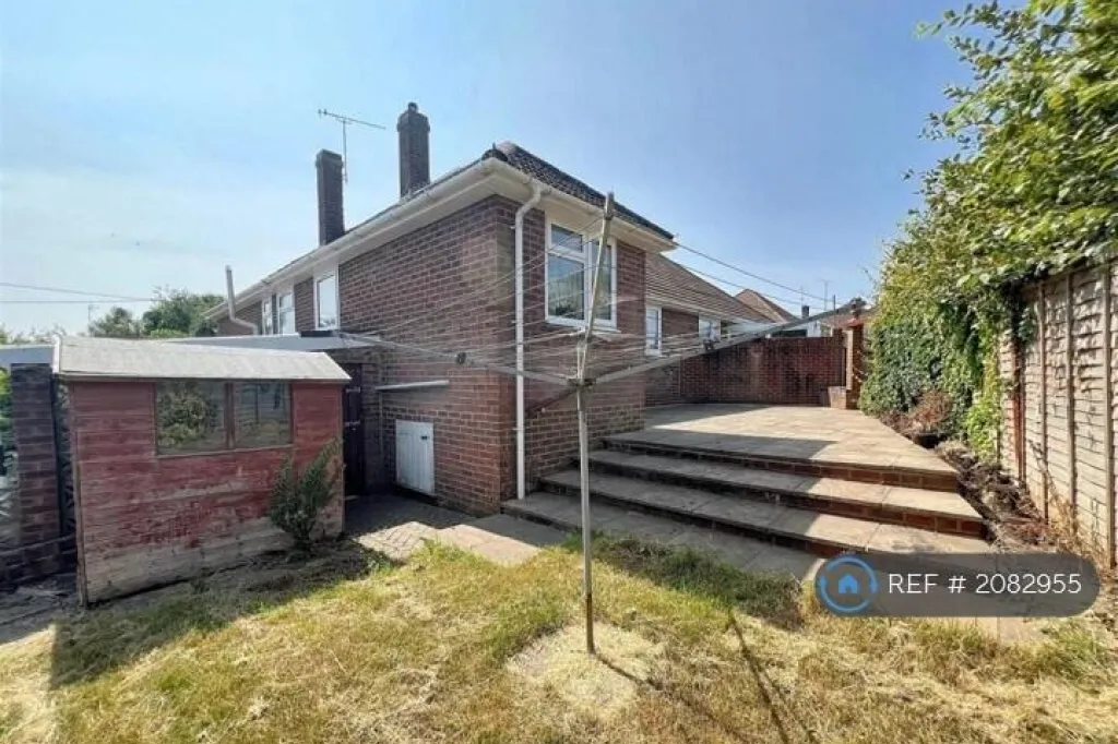 3 bedroom house in Linden Avenue, Basingstoke, RG24 (3 bed) (#2082955)