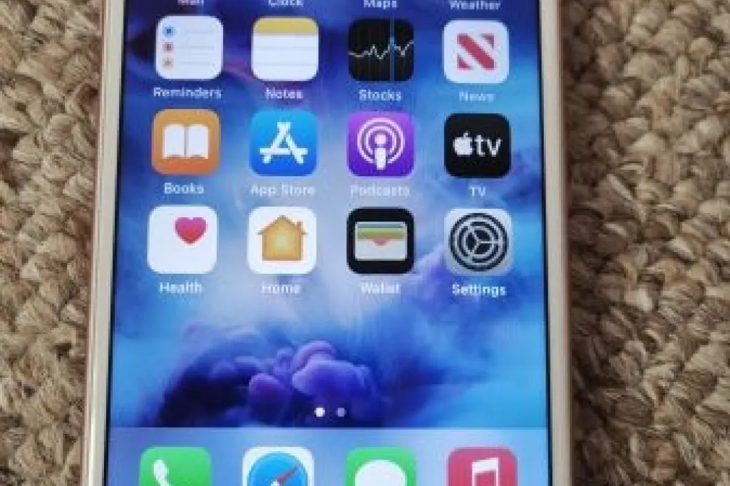 unlocked apple iphone 7 32gb mobile phone with free postage