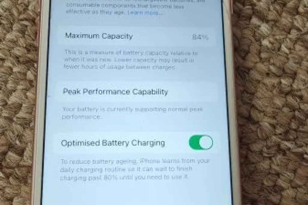 unlocked apple iphone 7 32gb mobile phone with free postage