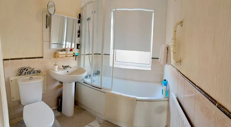 Rent Double Room - links to Luton airport & Luton Train Station.