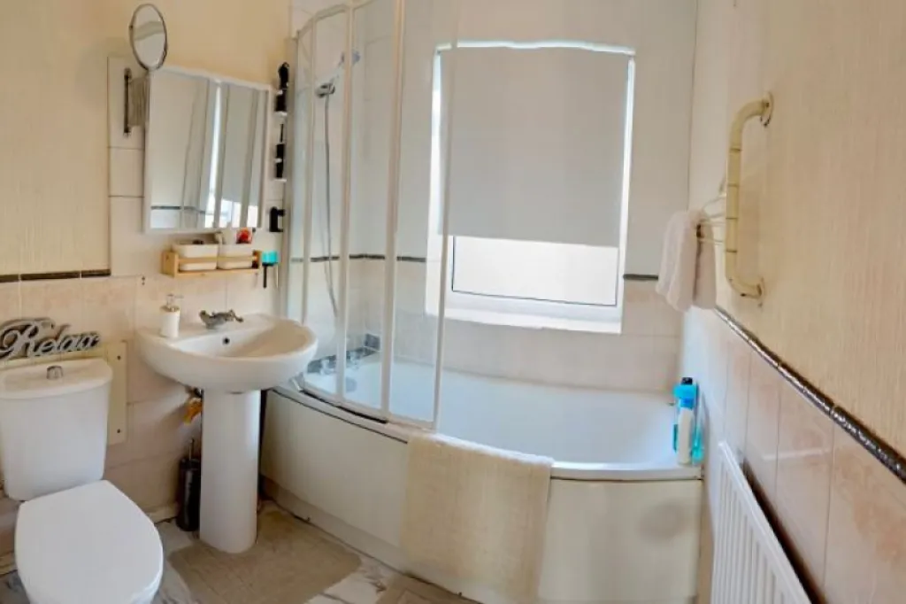 Rent Double Room - links to Luton airport & Luton Train Station.