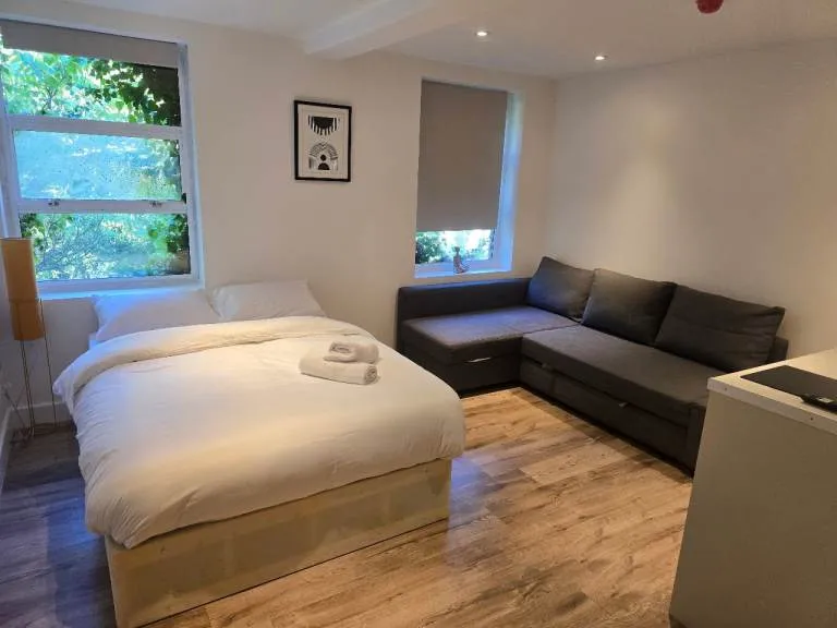 Rent Double Room - links to Luton airport & Luton Train Station.