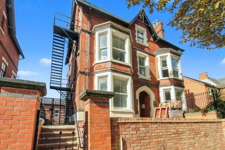 Fully Refurbished 2 Double Bed Top Floor Flat in Nottingham!