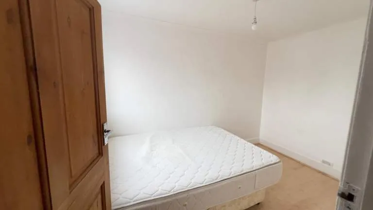 5 bedroom house in gants hill