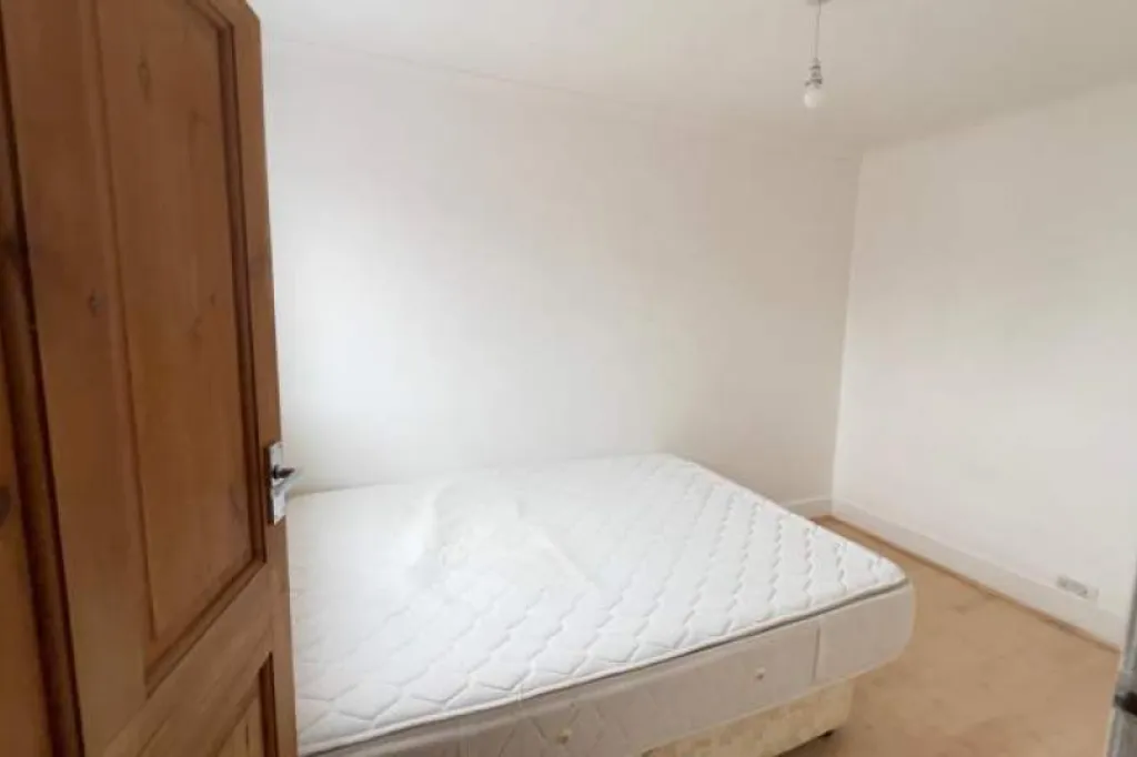2 bedroom flat in Empire Square, London, SE1 (2 bed) (#2751973)