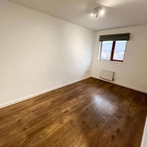 1 bedroom first floor flat to rent in Chingford E4