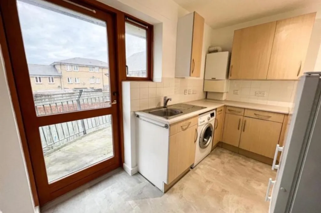 1 bedroom first floor flat to rent in Chingford E4