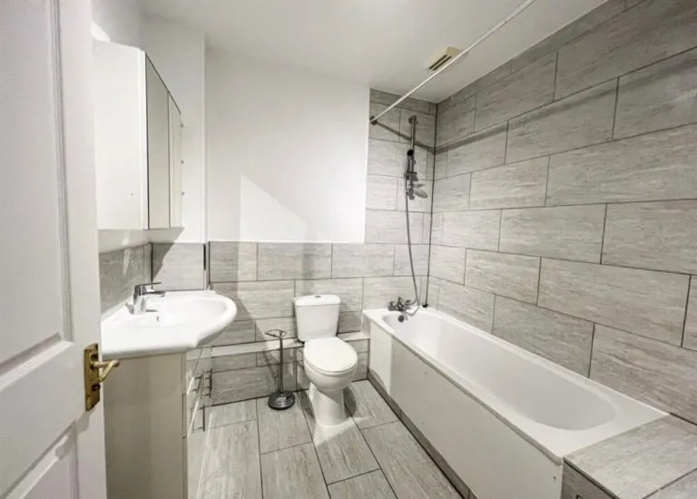 1 bedroom first floor flat to rent in Chingford E4