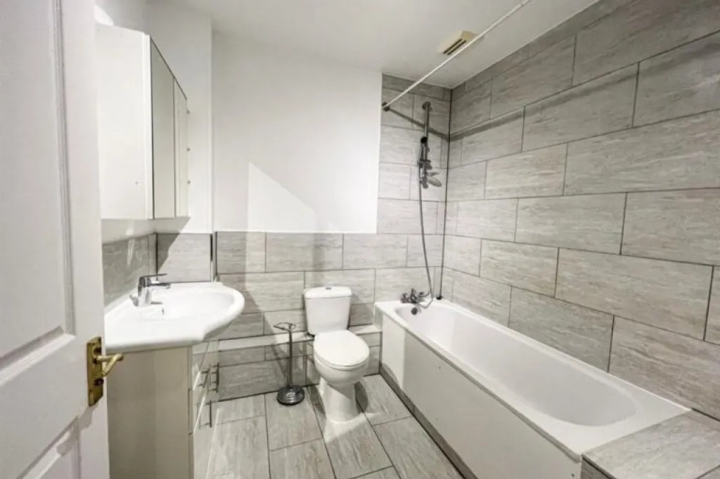 1 bedroom first floor flat to rent in Chingford E4