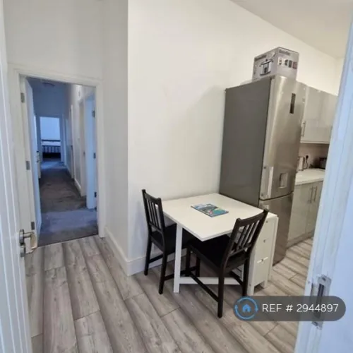 3 bedroom flat in Queens Road, Beeston, NG9 (3 bed) (#2944897)