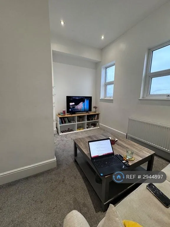 3 bedroom flat in Queens Road, Beeston, NG9 (3 bed) (#2944897)