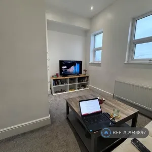 3 bedroom flat in Queens Road, Beeston, NG9 (3 bed) (#2944897)