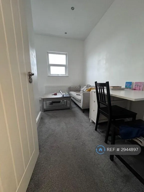 3 bedroom flat in Queens Road, Beeston, NG9 (3 bed) (#2944897)