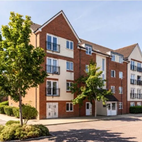 2 Bed Flat. Kingswood. Available end of Sept.