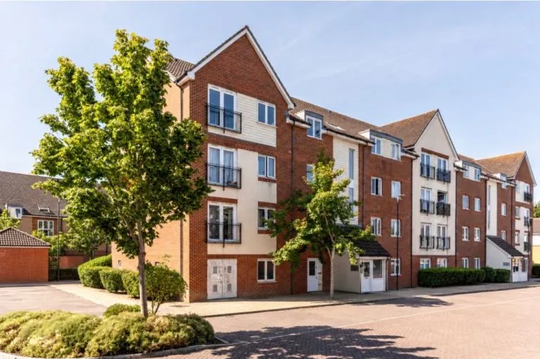 2 Bed Flat. Kingswood. Available end of Sept.
