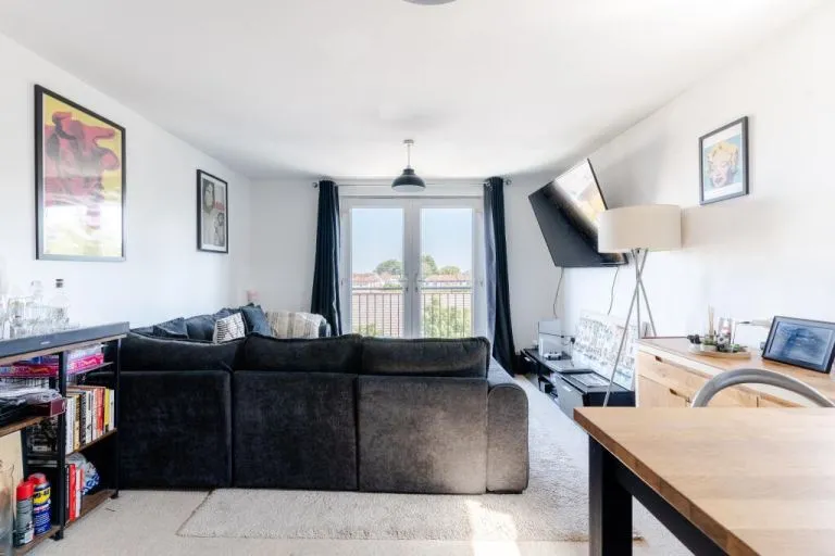 2 Bed Flat. Kingswood. Available end of Sept.