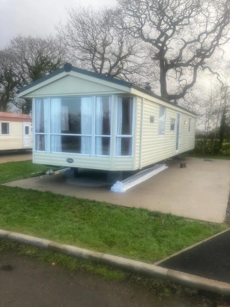 2 Bed Flat. Kingswood. Available end of Sept.