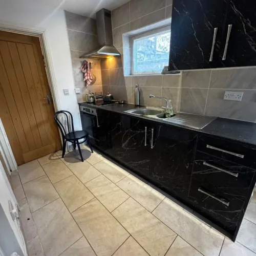 🏡 2-BEDROOM FLAT TO RENT – ADDLESTONE, KT15 1TR