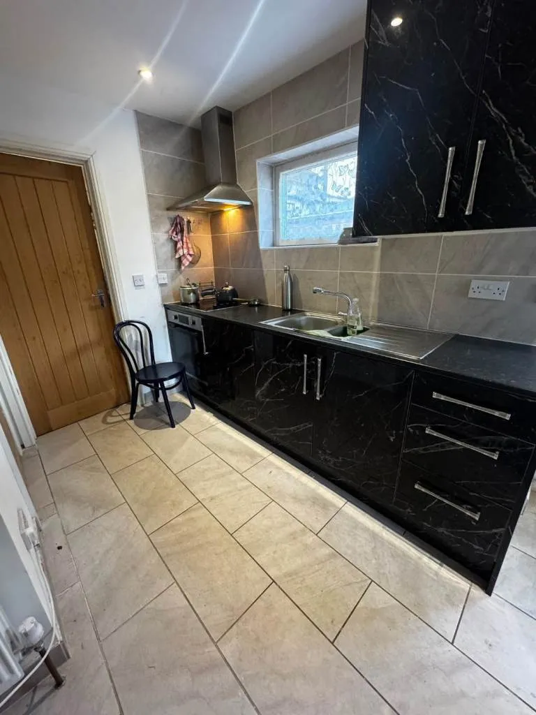 🏡 2-BEDROOM FLAT TO RENT – ADDLESTONE, KT15 1TR