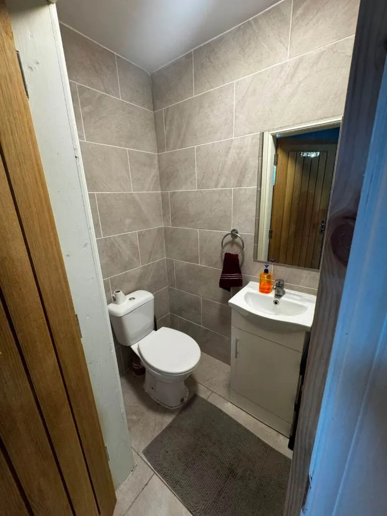 🏡 2-BEDROOM FLAT TO RENT – ADDLESTONE, KT15 1TR