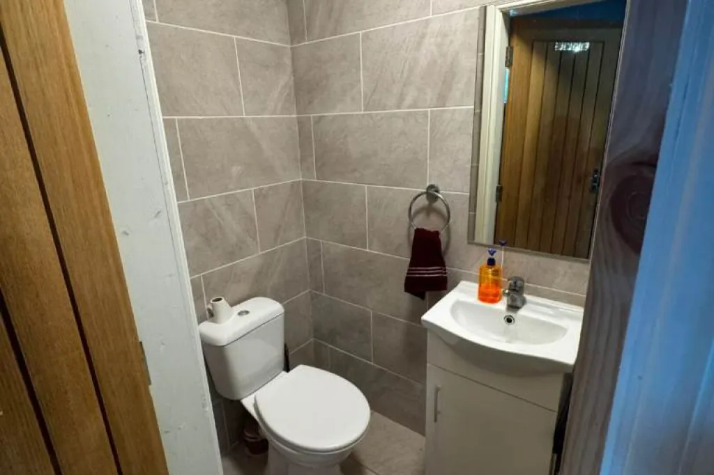 🏡 2-BEDROOM FLAT TO RENT – ADDLESTONE, KT15 1TR