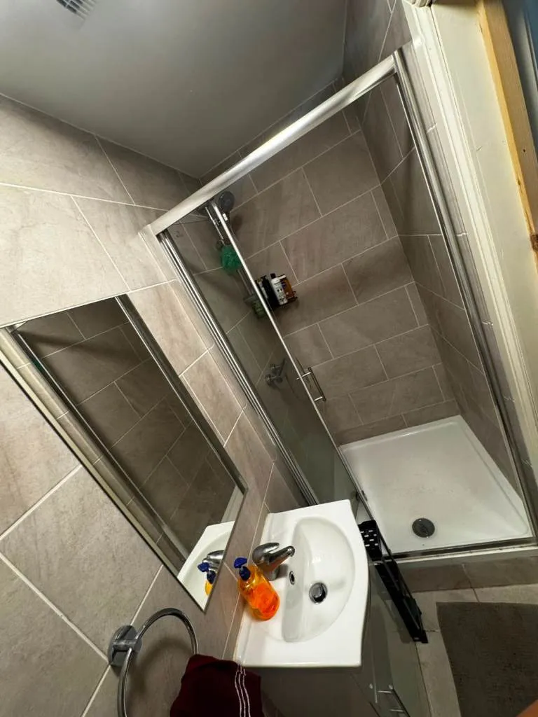 🏡 2-BEDROOM FLAT TO RENT – ADDLESTONE, KT15 1TR