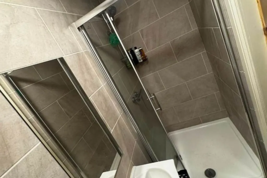 🏡 2-BEDROOM FLAT TO RENT – ADDLESTONE, KT15 1TR
