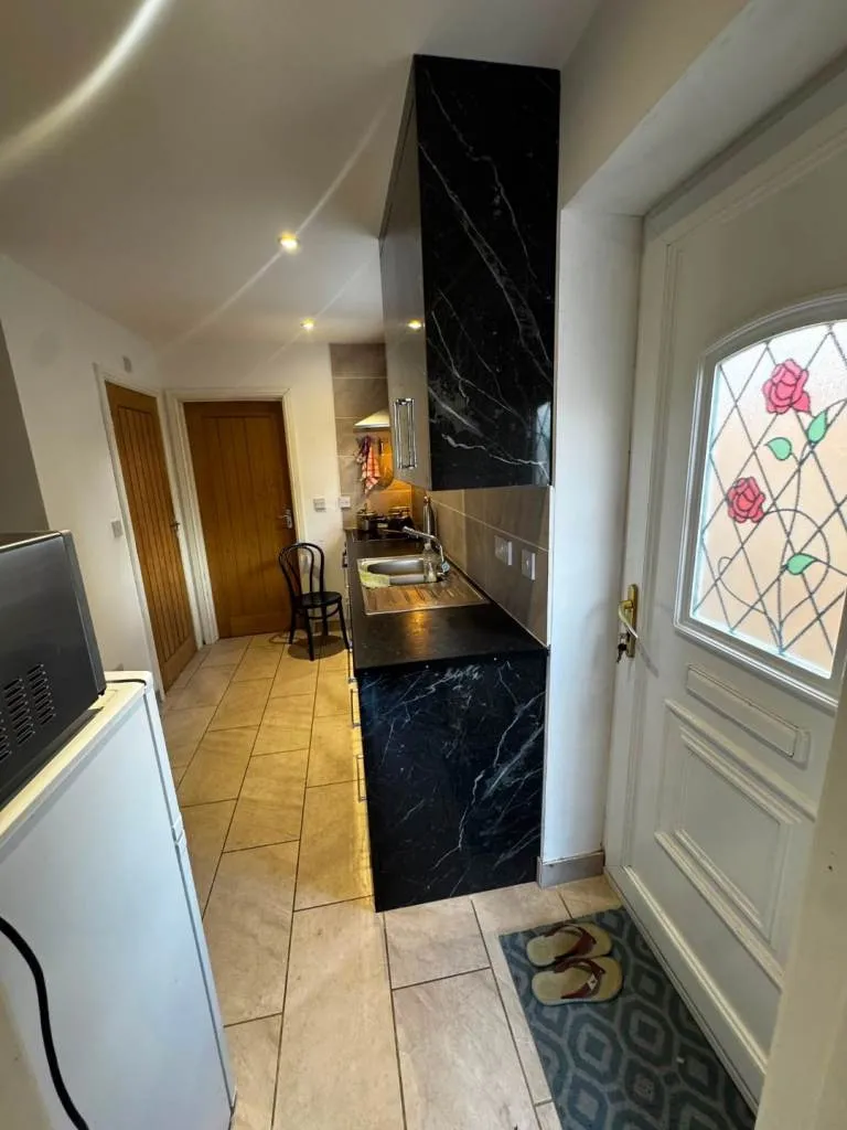🏡 2-BEDROOM FLAT TO RENT – ADDLESTONE, KT15 1TR
