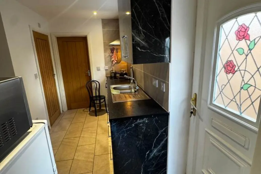 🏡 2-BEDROOM FLAT TO RENT – ADDLESTONE, KT15 1TR